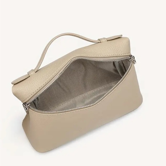 Vegan leather crossbody bags (Korea Local Shop) - Picture 3 of 4